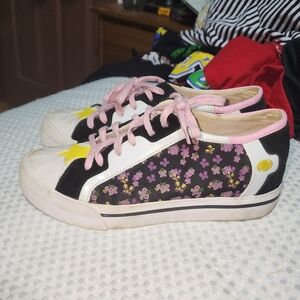 HEELYS EUC YOUTH SZ 6 HEELY STAR FLOWERED SNEAKER SHOES